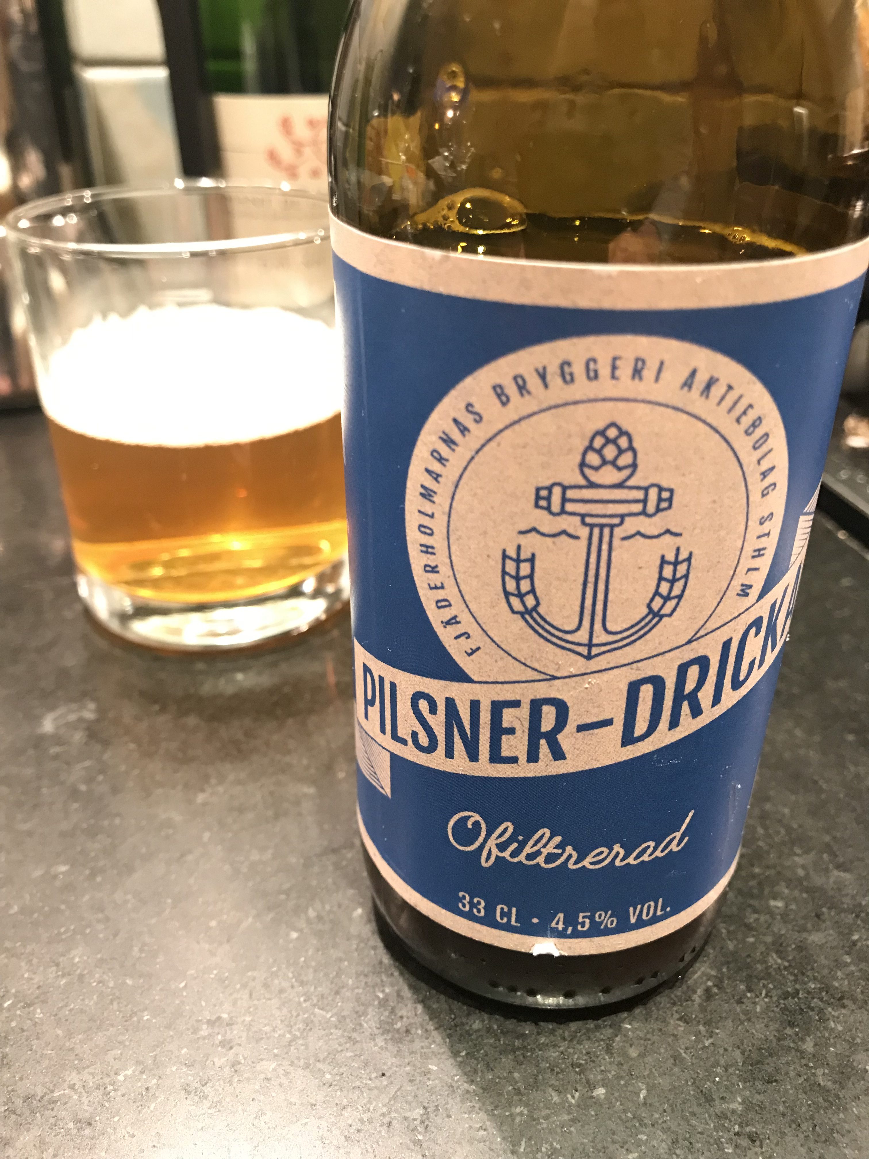 Pilsner-dricka från Fjäderholmarnas bryggeri. Foto: Joel Linderoth.