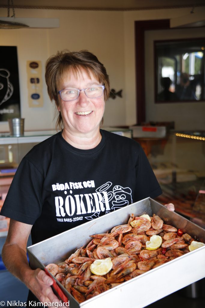 Karin Steen säljer chilirökta räkor på Böda Fisk och Rökeri. 