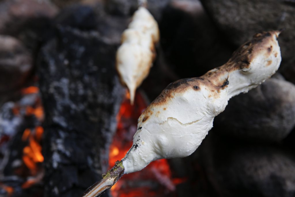 Pinnbröd är enkelt att baka över öppen eld. 