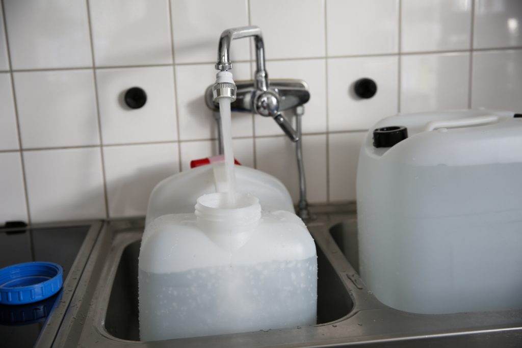 Skaffa vattendunkar och lagra dricksvatten i källaren eller i en lämplig garderob. 