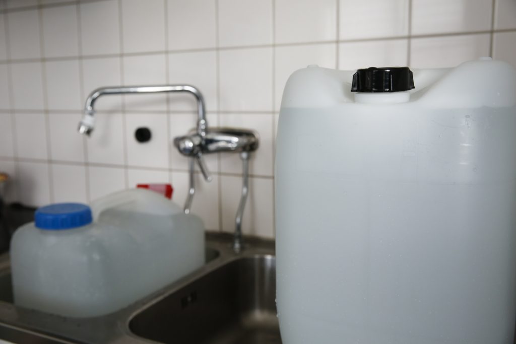 Skaffa dunkar för att kunna hämta eller lagra vatten i händelse av en samhällsstörning. 